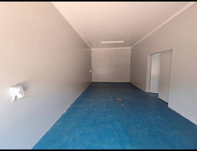 3,234M² WAREHOUSE FOR SALE IN COSMO BUSINESS PARK